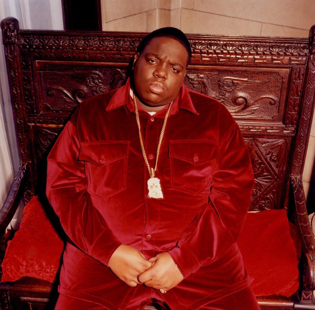 60740706_193363174982771_3489650601396288499_n Notorious B.I.G. eternizado com um modelo em veludo vermelho da Harlem Haberdashary