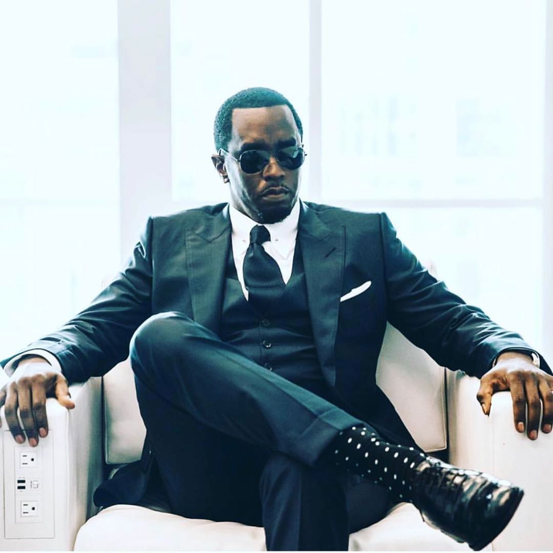 74581996_143200520294097_8611232121625954930_n Ele anda meio sumido ultimamente, mas nos anos 1990, Puff Daddy reinava absoluto entre as celebridades glamourosas do hip-hop. Sente o estilo…