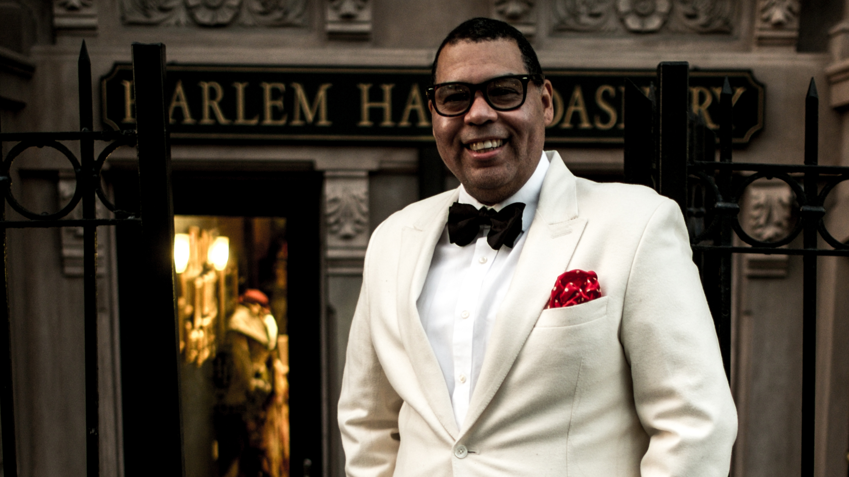 guy-wood2 Guy Wood Sr., impecável em terno branco, à frente de sua Harlem Haberdashary