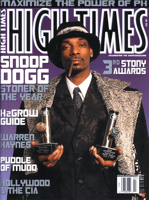 high times snoop dogg Eleito o maconheiro do ano pela High Times, Snoop Dogg vestiu 5001 Flavors na foto de capa da revista