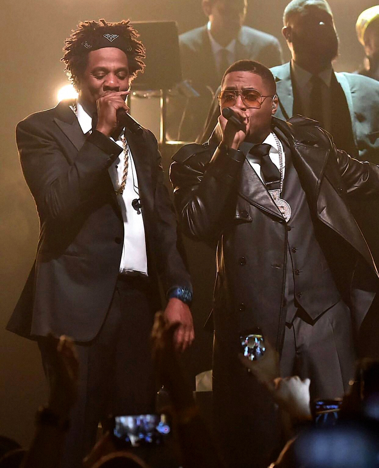 nas-jay-z Entre os maiores figurões do hip-hop, Jay-Z e Nas dividem o palco com as criações de Guy Wood