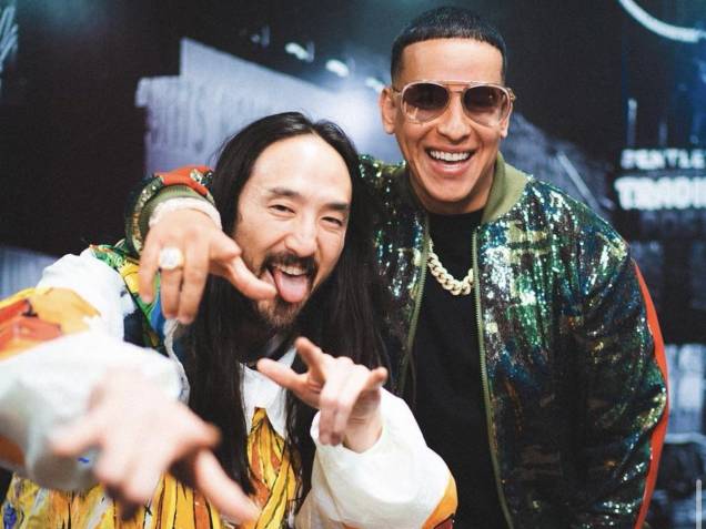 O DJ fanfarrão Steve Aoki e Daddy Yankee, uma reunião que não temos vontade de assistir, vestindo 5001 Flavors O DJ fanfarrão Steve Aoki e Daddy Yankee, uma reunião que não temos vontade de assistir, vestindo 5001 Flavors