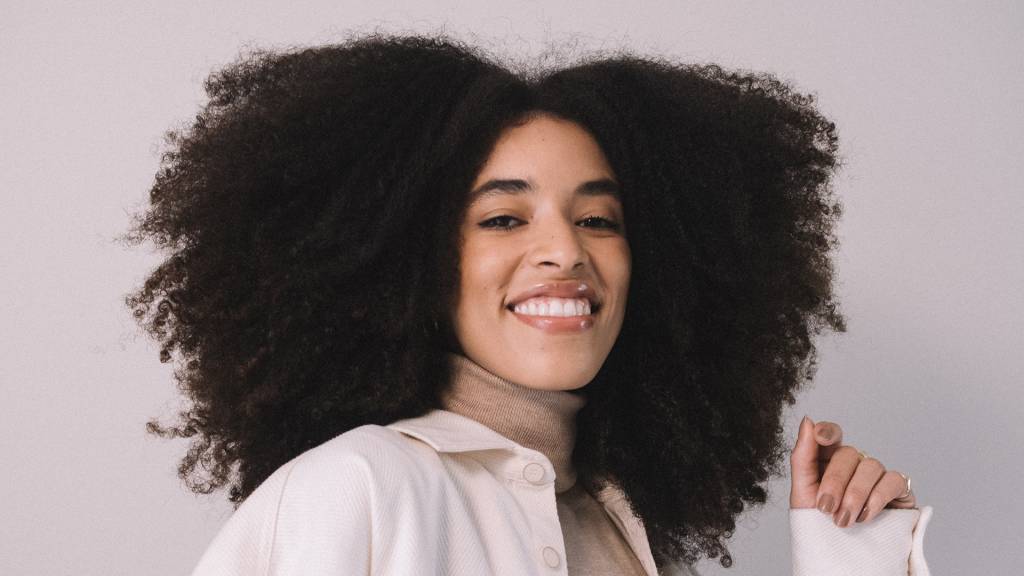 “Ao assumir meu cabelo como ele é, eu me sinto em um lugar de força”