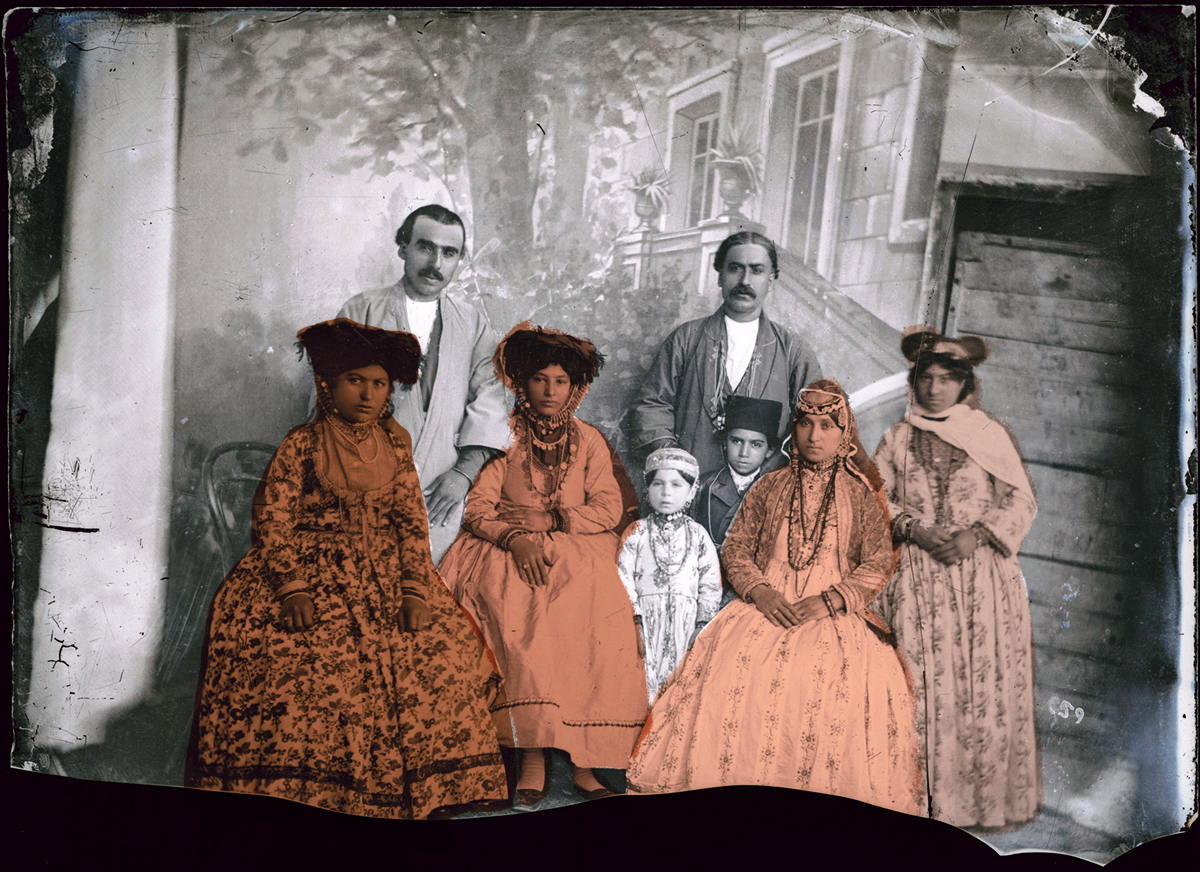 Nestorian_Christian_Family_by_Antoin_Sevruguin Família Nestoriana, Irã – foto Antoine Sevruguin, 1900
