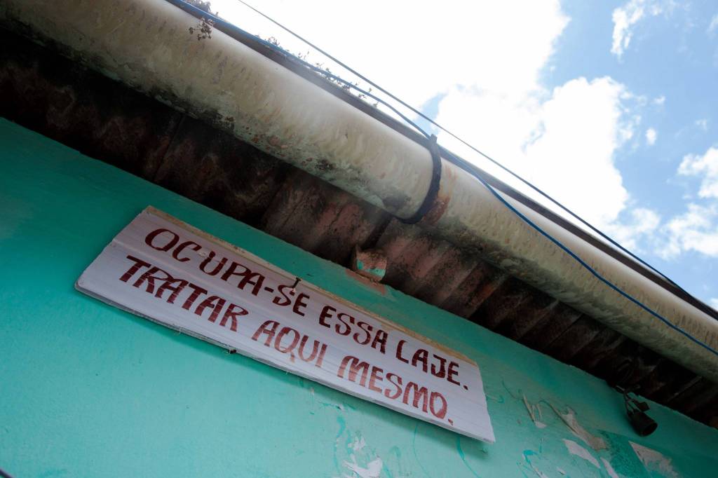 ocupa-se esta laje. tratar aqui mesmo