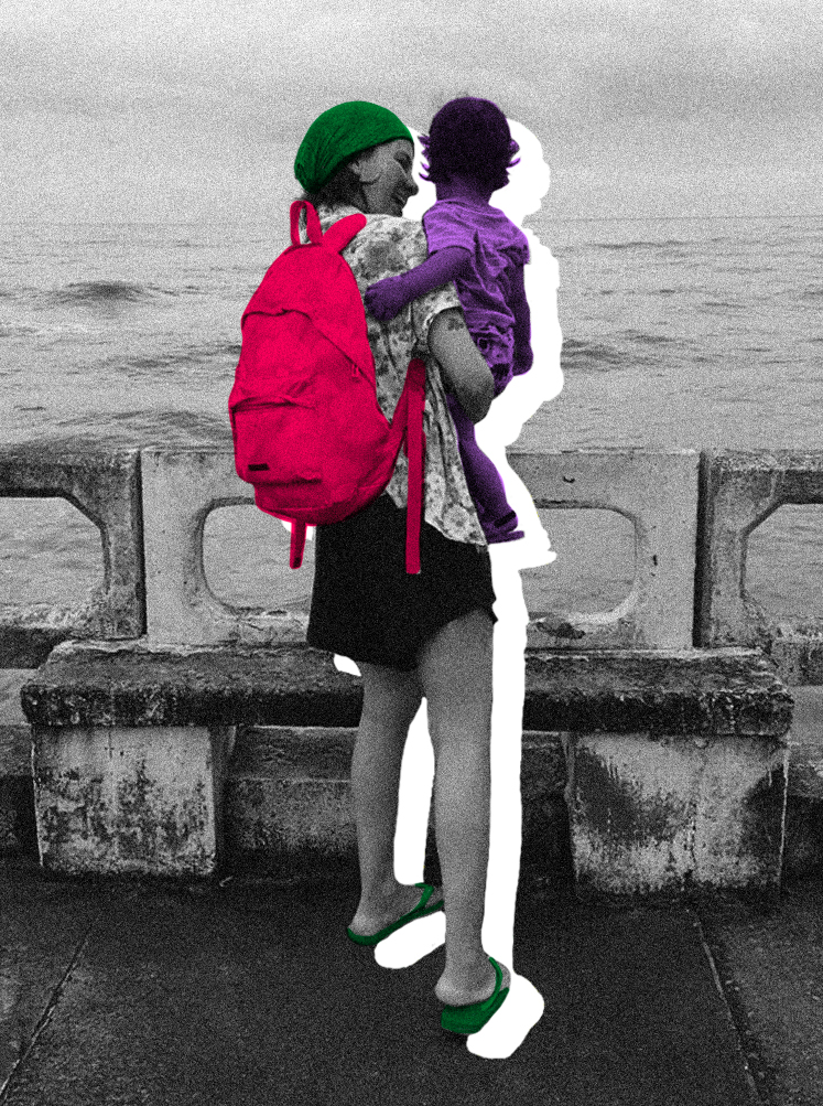 Ilustração/colagem de fotografia de mãe com filho no colo à beira do mar