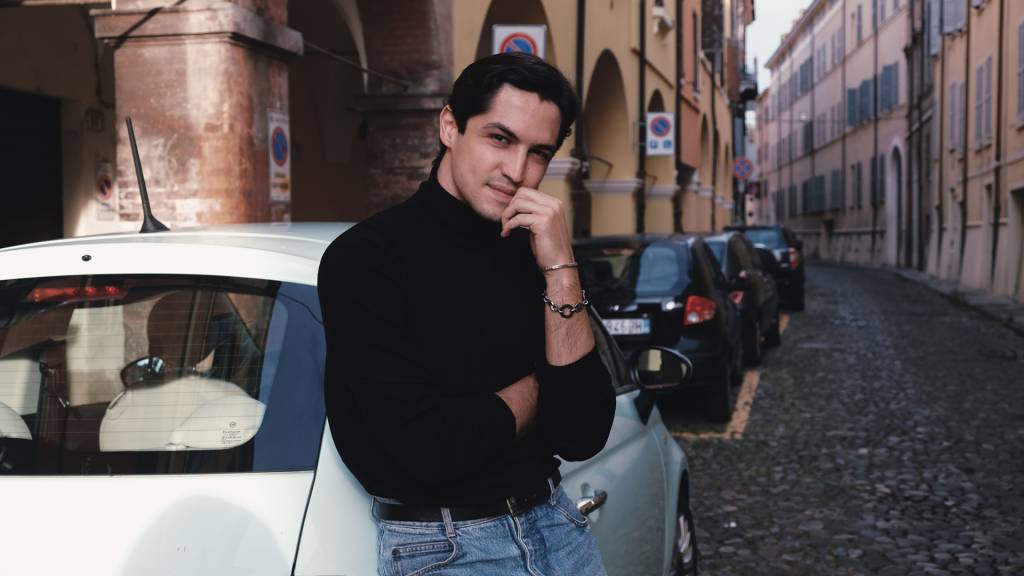 Gabriel Leone é música e coração