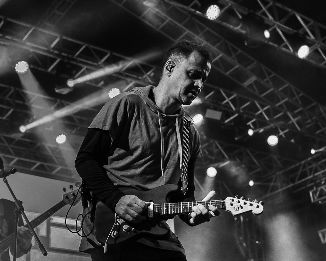 Roberto Barreto toca a guitarra baiana.